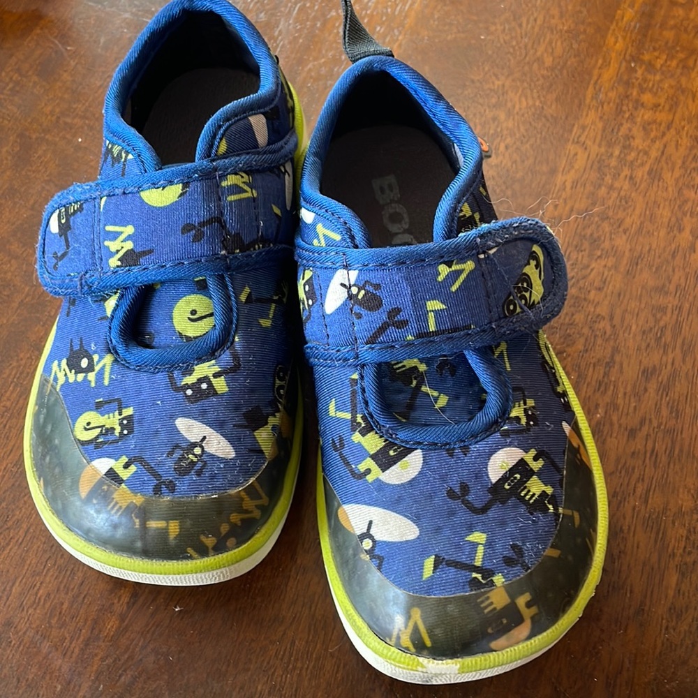 Bogs toddler sneakers size 9 blue with design